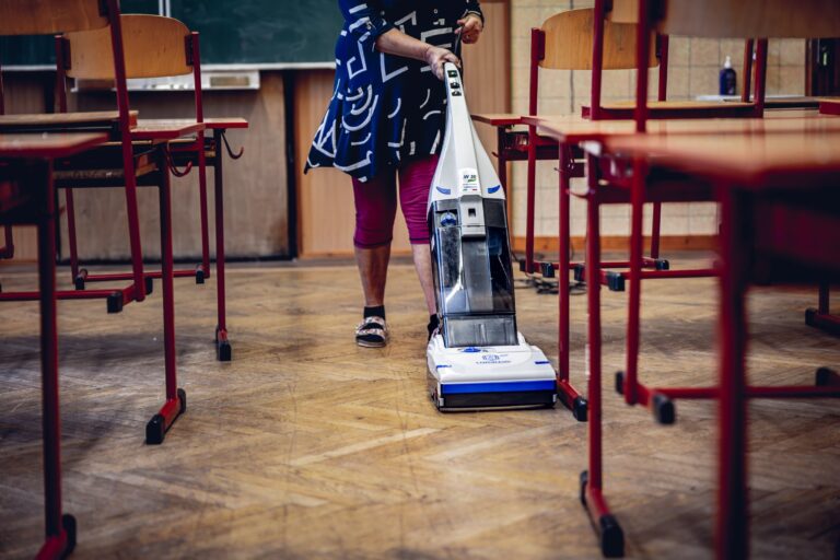Školská trieda po umytí podlahy